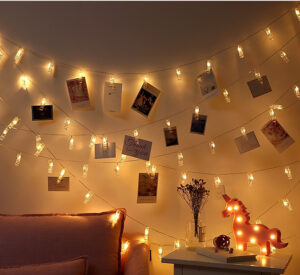 Thêm đèn ngủ treo tường dạng dây.